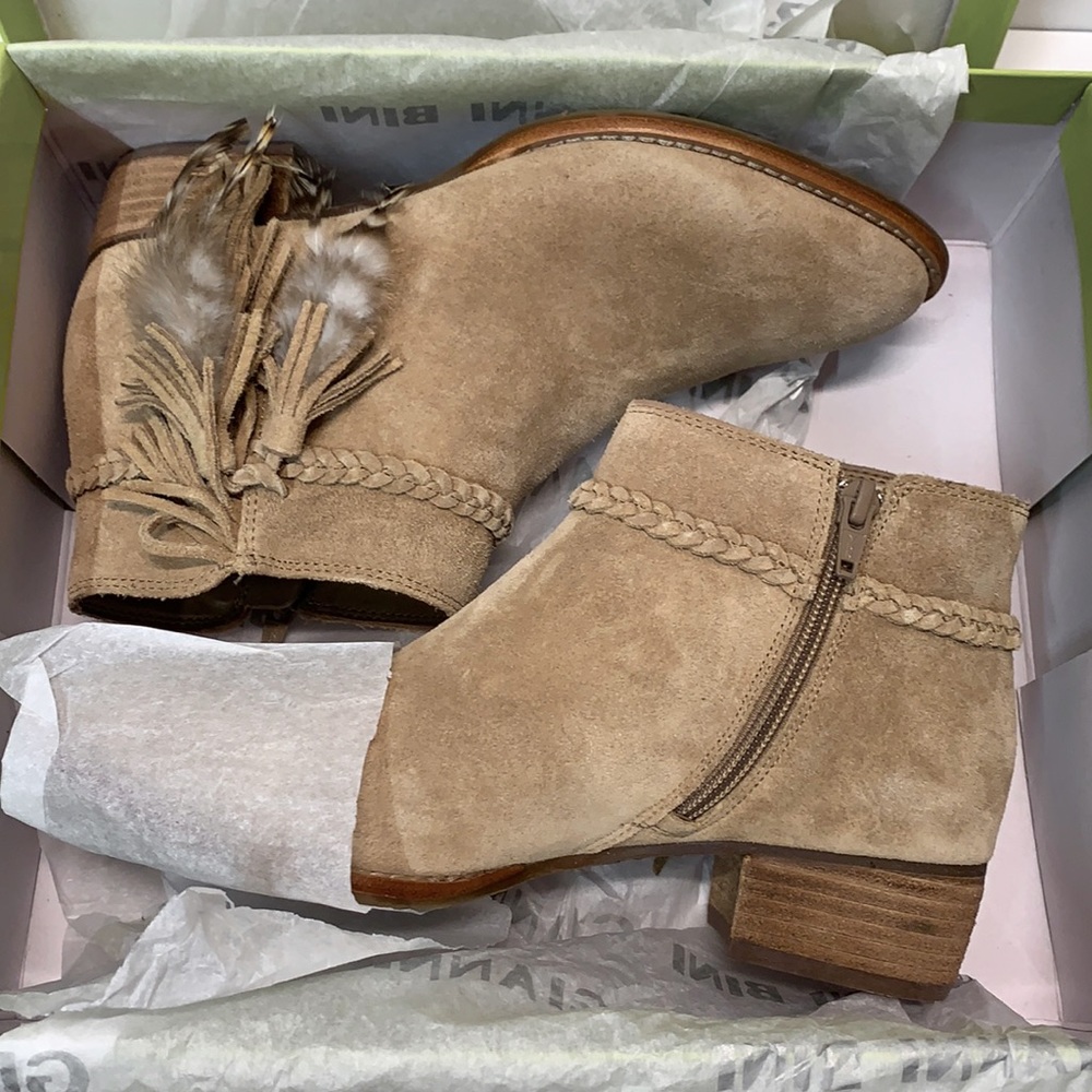 New in Box 🪶Suede Leather Boots by Gianni Bini